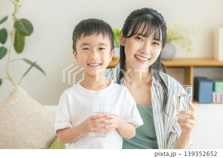 リビングで水を飲む家族 リビングで水を飲む家族 139352652