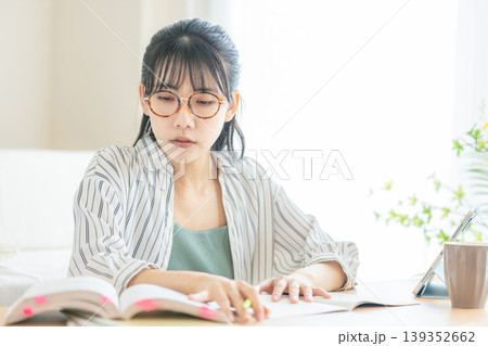 資格の勉強をする女性 資格の勉強をする女性 139352662