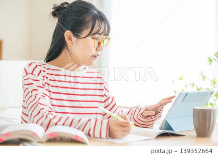 資格の勉強をする女性 139352664