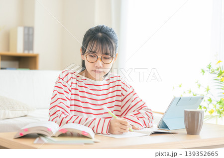 資格の勉強をする女性 資格の勉強をする女性 139352665