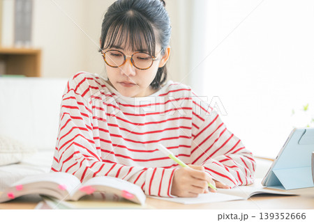 資格の勉強をする女性 資格の勉強をする女性 139352666