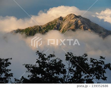 夏の南アルプス・仙丈ヶ岳から望む雲海に浮かぶ甲斐駒ヶ岳 夏の南アルプス・仙丈ヶ岳から望む雲海に浮かぶ甲斐駒ヶ岳 139352686