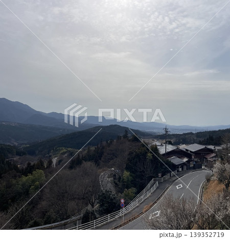 山あいを縫う曲がりくねった道と集落のある静かな風景 山あいを縫う曲がりくねった道と集落のある静かな風景 139352719