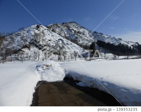 雪原と里山・行き止まり(新潟県南魚沼市美佐島地内) 雪原と里山・行き止まり(新潟県南魚沼市美佐島地内) 139353235