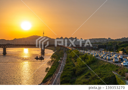 Golden sunset over Dongjak Bridge and Yeouido skyline at Han River, Seoul, South Korea 139353270