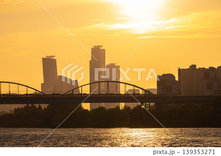 Golden sunset over Dongjak Bridge and Yeouido skyline at Han River, Seoul, South Korea Golden sunset over Dongjak Bridge and Yeouido skyline at Han River, Seoul, South Korea 139353271