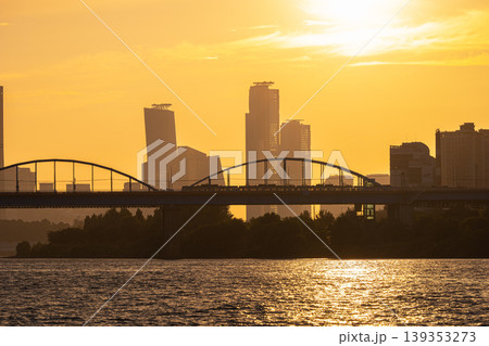 Golden sunset over Dongjak Bridge and Yeouido skyline at Han River, Seoul, South Korea 139353273