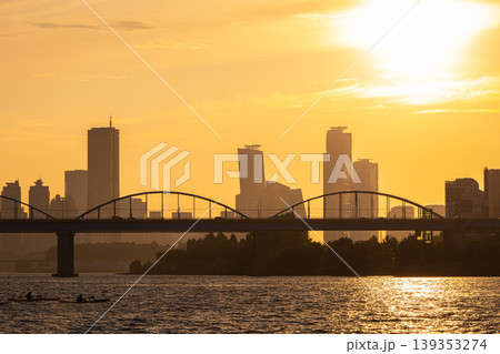 Golden sunset over Dongjak Bridge and Yeouido skyline at Han River, Seoul, South Korea 139353274
