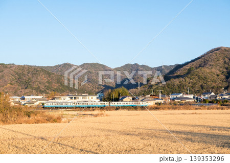 【鳴門線】早朝の田園地帯を走る普通列車 【鳴門線】早朝の田園地帯を走る普通列車 139353296