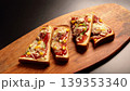 こんがり焼けた2枚のピザトースト 139353340