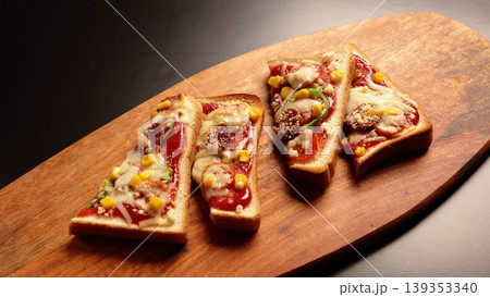 こんがり焼けた2枚のピザトースト こんがり焼けた2枚のピザトースト 139353340