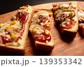 こんがり焼けた2枚のピザトースト 139353342