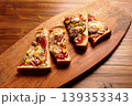 こんがり焼けた2枚のピザトースト 139353343
