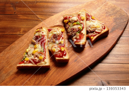 こんがり焼けた2枚のピザトースト こんがり焼けた2枚のピザトースト 139353343