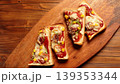 こんがり焼けた2枚のピザトースト 139353344