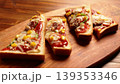 こんがり焼けた2枚のピザトースト 139353346