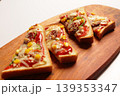 こんがり焼けた2枚のピザトースト 139353347
