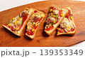 こんがり焼けた2枚のピザトースト 139353349