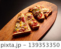 こんがり焼けた2枚のピザトースト 139353350