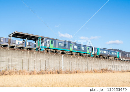 【牟岐線】文化の森駅に停車する普通列車 【牟岐線】文化の森駅に停車する普通列車 139353479