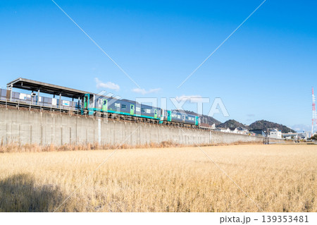 【牟岐線】文化の森駅を発車する普通列車 【牟岐線】文化の森駅を発車する普通列車 139353481