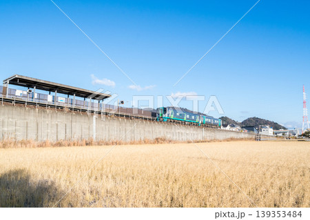 【牟岐線】文化の森駅を発車する普通列車 【牟岐線】文化の森駅を発車する普通列車 139353484