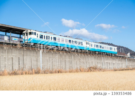 【牟岐線】文化の森駅に停車する普通列車 【牟岐線】文化の森駅に停車する普通列車 139353486