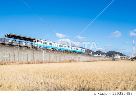 【牟岐線】文化の森駅に停車する普通列車 【牟岐線】文化の森駅に停車する普通列車 139353488