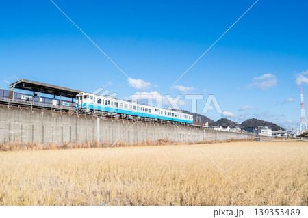 【牟岐線】文化の森駅に停車する普通列車 139353489