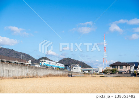 【牟岐線】文化の森駅を発車する普通列車 【牟岐線】文化の森駅を発車する普通列車 139353492