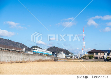 【牟岐線】文化の森駅を発車する普通列車 【牟岐線】文化の森駅を発車する普通列車 139353493
