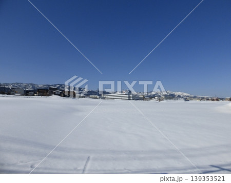 雪原の向こうに街並み（新潟県南魚沼市美佐島地内） 139353521