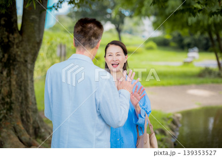 公園で手を振るシニア夫婦 139353527