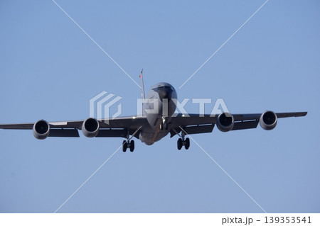 横田基地に着陸するKC135R空中給油機 139353541