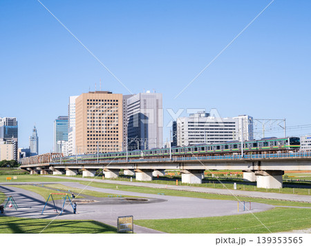 【東海道本線】連休朝の多摩川を渡る普通電車 【東海道本線】連休朝の多摩川を渡る普通電車 139353565