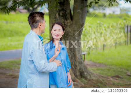 笑顔で寄り添うシニア夫婦 笑顔で寄り添うシニア夫婦 139353595