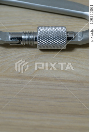 木目背景のカラビナのロック接写 139353861