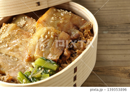豚焼肉弁当 139353896