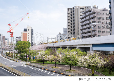 【京急本線】桜咲く公園側を通過する急行列車 【京急本線】桜咲く公園側を通過する急行列車 139353920