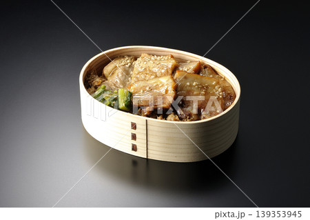 豚焼肉弁当を黒背景で撮影 豚焼肉弁当を黒背景で撮影 139353945
