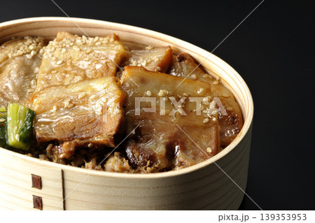豚焼肉弁当を黒背景で撮影 豚焼肉弁当を黒背景で撮影 139353953