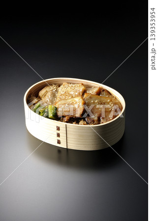豚焼肉弁当を黒背景で撮影 豚焼肉弁当を黒背景で撮影 139353954