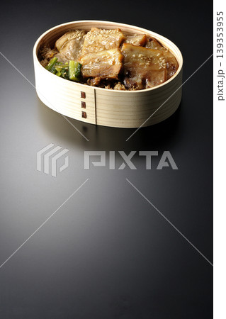 豚焼肉弁当を黒背景で撮影 豚焼肉弁当を黒背景で撮影 139353955