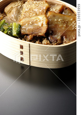 豚焼肉弁当を黒背景で撮影 豚焼肉弁当を黒背景で撮影 139353959