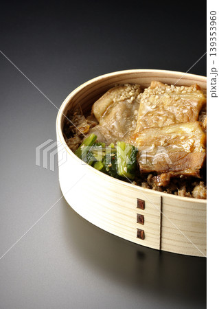 豚焼肉弁当を黒背景で撮影 豚焼肉弁当を黒背景で撮影 139353960