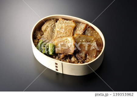 豚焼肉弁当を黒背景で撮影 豚焼肉弁当を黒背景で撮影 139353962