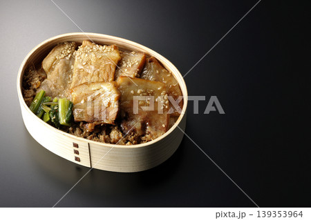 豚焼肉弁当を黒背景で撮影 139353964