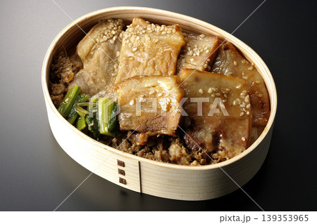 豚焼肉弁当を黒背景で撮影 139353965