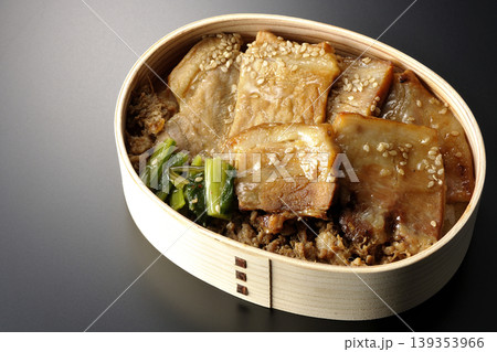 豚焼肉弁当を黒背景で撮影 豚焼肉弁当を黒背景で撮影 139353966