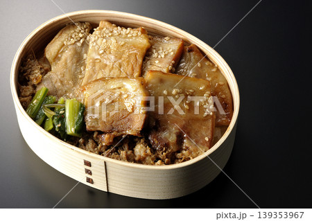 豚焼肉弁当を黒背景で撮影 139353967